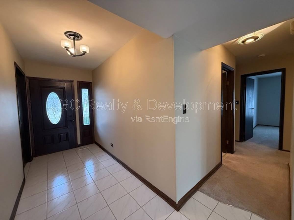 810 W Lakeside Plz - Photo 2 of 10