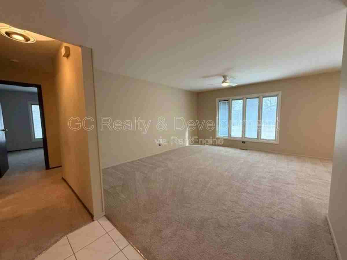 810 W Lakeside Plz - Photo 3 of 10