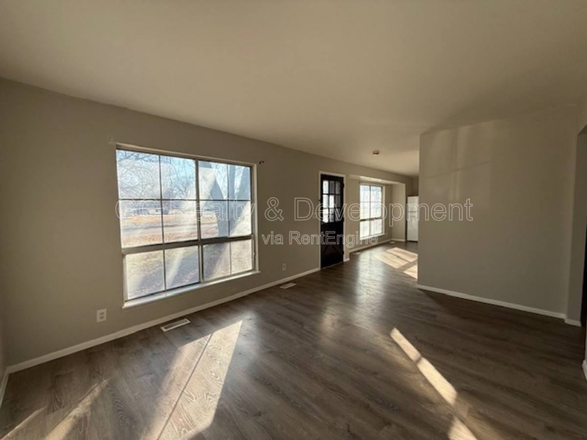 229 Cedarwood Ave - Photo 3 of 10