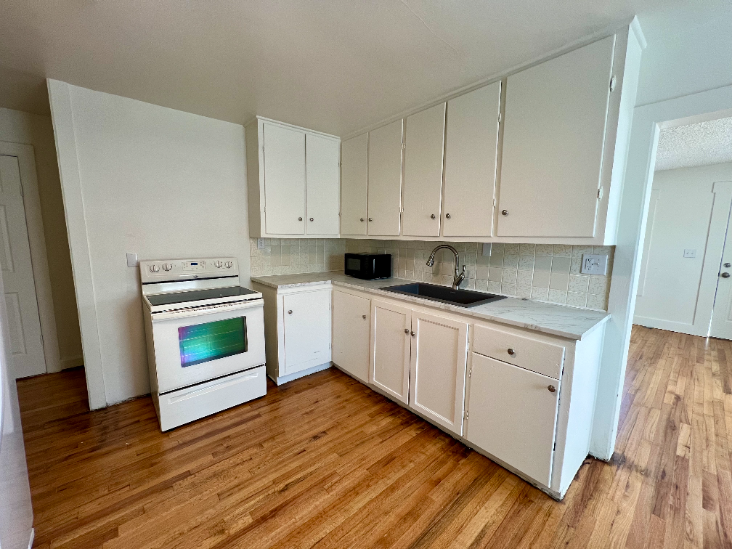 708 Russell Ave - Photo 3 of 13