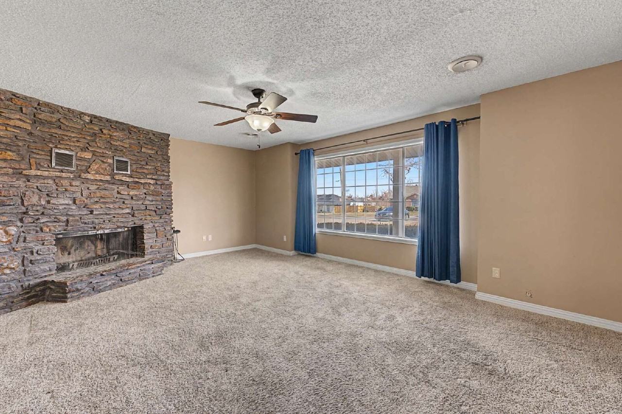 910 S 28th St - Photo 3 of 22