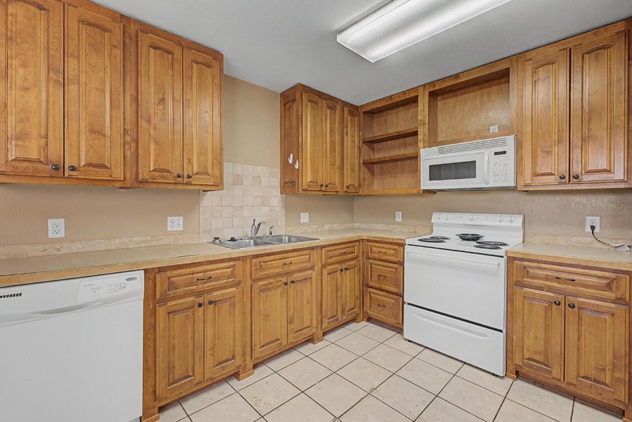 910 S 28th St - Photo 4 of 22