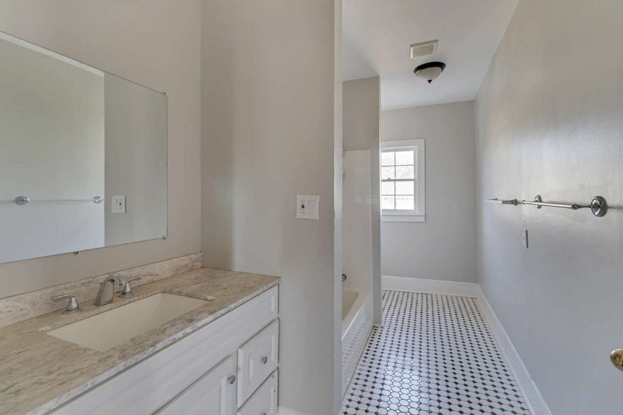 516 1/2 E Jones St - Photo 7 of 21