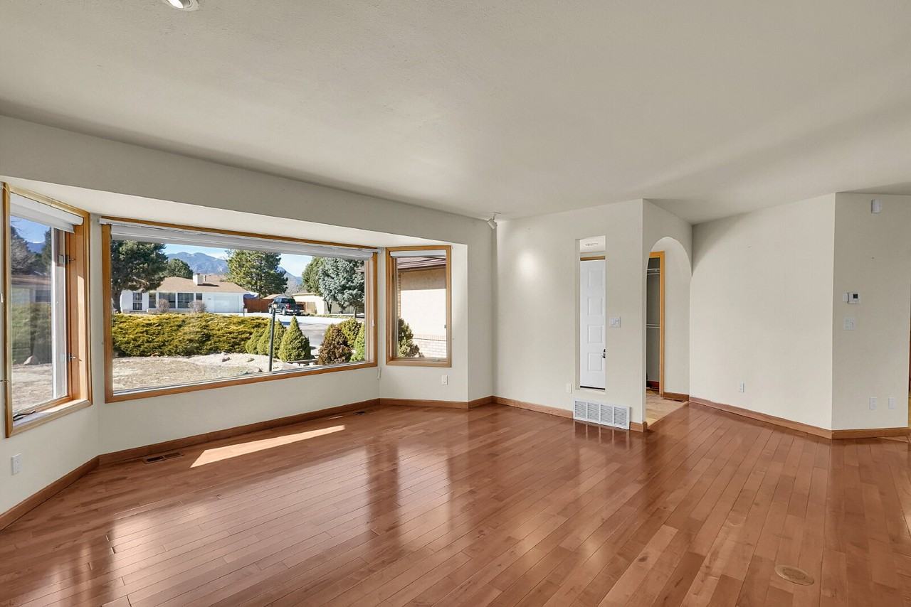 233 Crestridge Ave - Photo 6 of 50