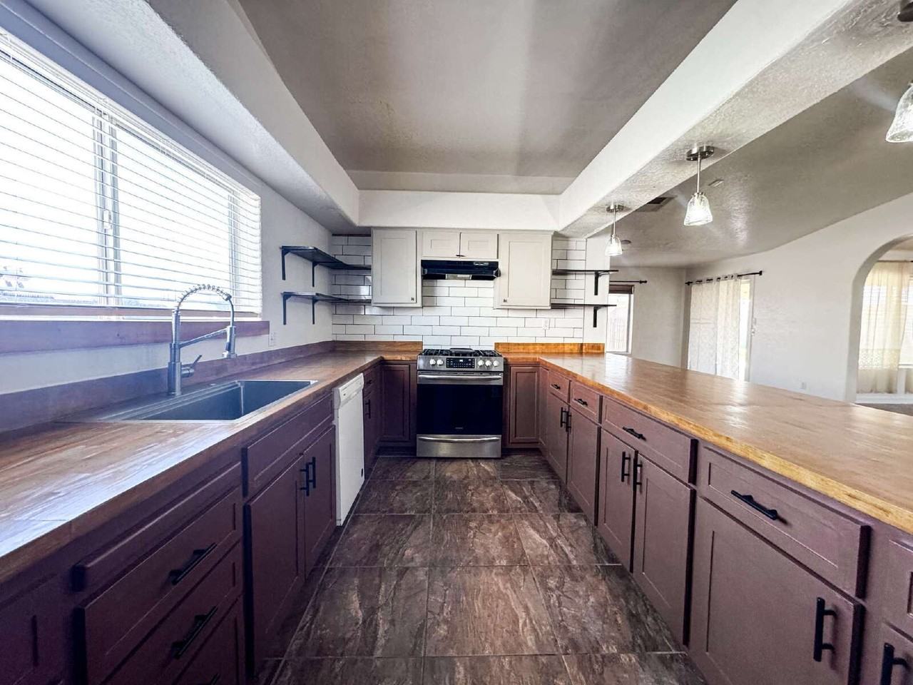 4197 S Boxwood Ave - Photo 7 of 30