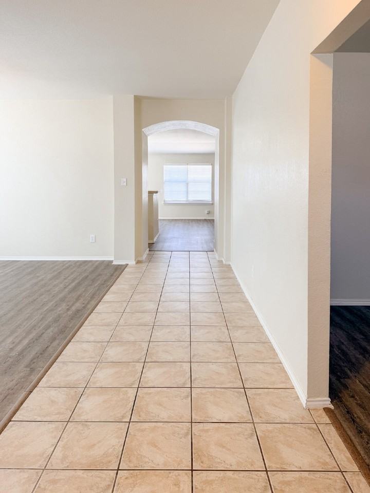 5353 Freestone Dr - Photo 5 of 38