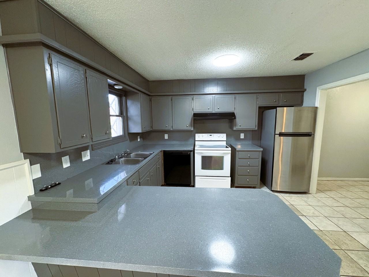 2215 36th St - Photo 7 of 16