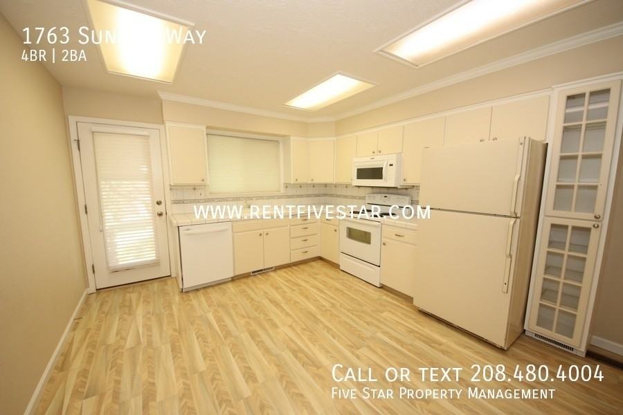 1763 Sunrise Way - Photo 4 of 32