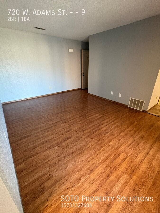 720 W Adams St #9 - Photo 3 of 9