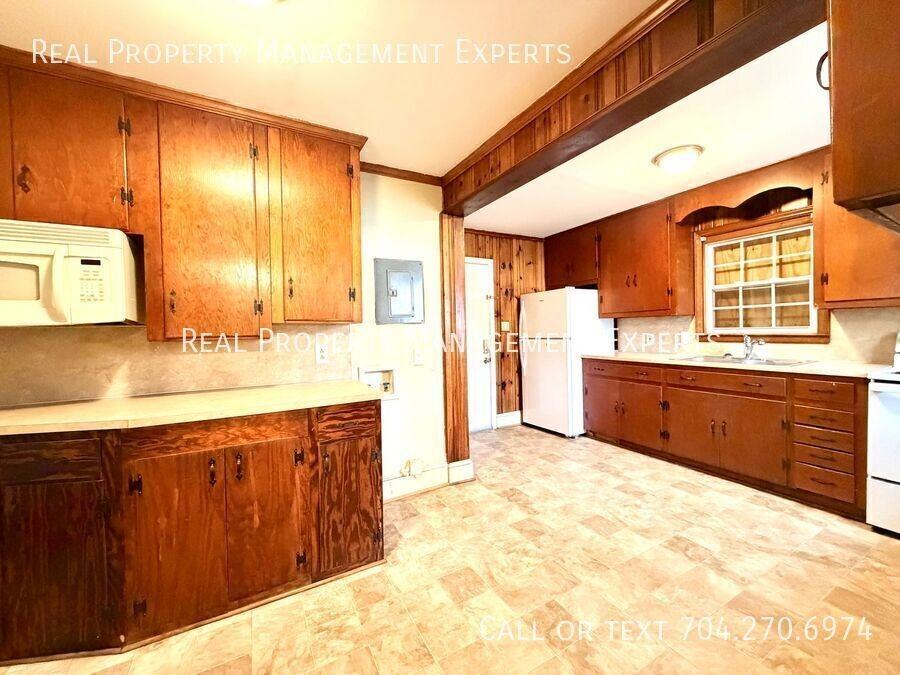 2100 Camp Greene St - Photo 3 of 12