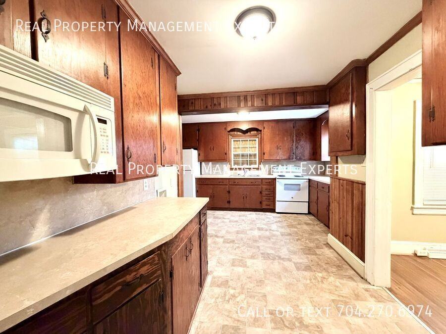 2100 Camp Greene St - Photo 4 of 12