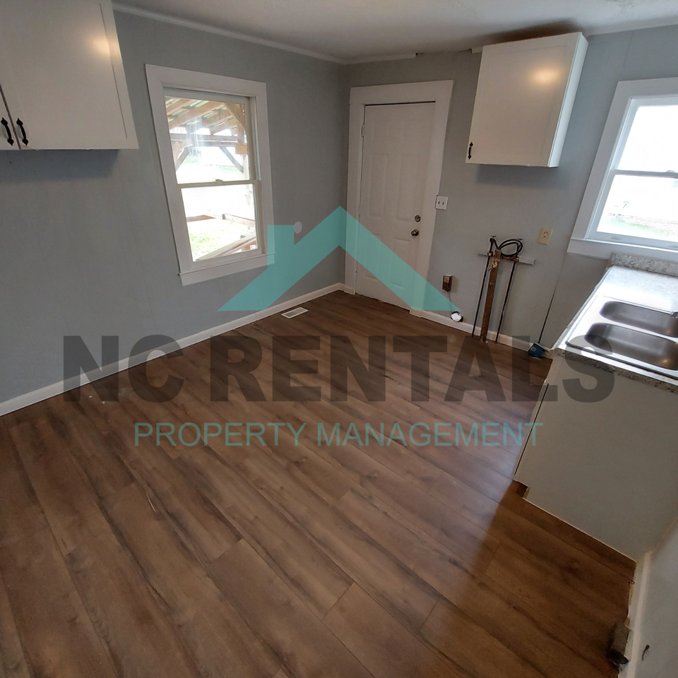 1410 Maple St - Photo 4 of 14