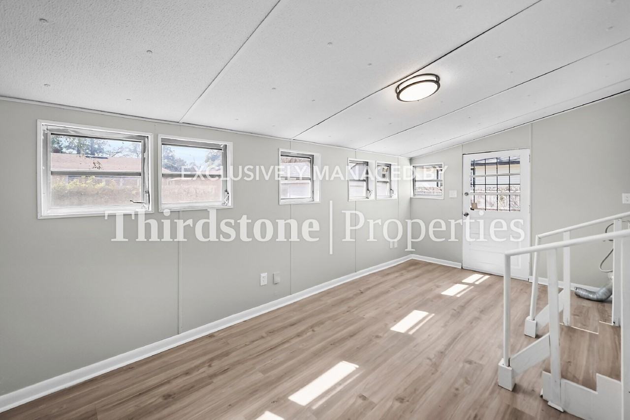 4554 Crescent St - Photo 7 of 14