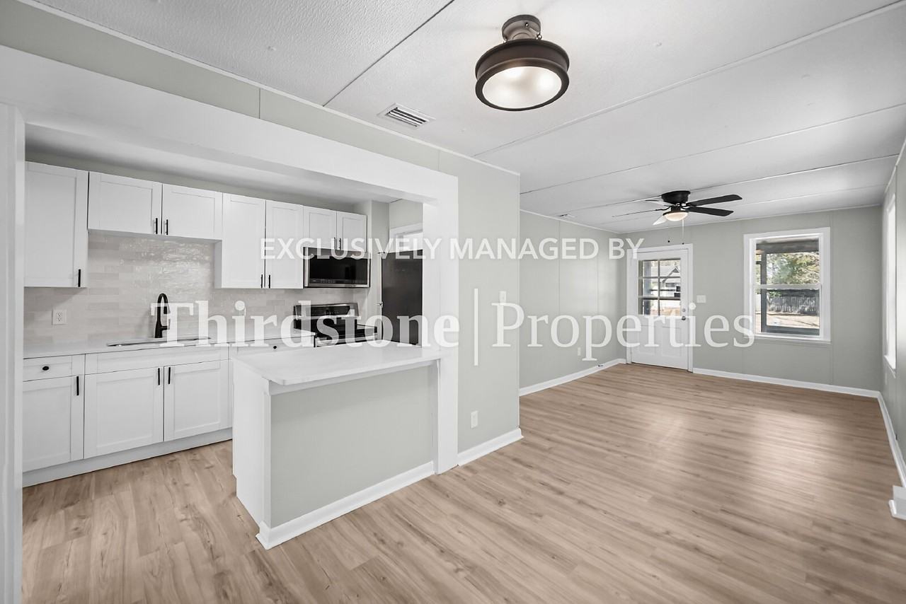 4554 Crescent St - Photo 4 of 14