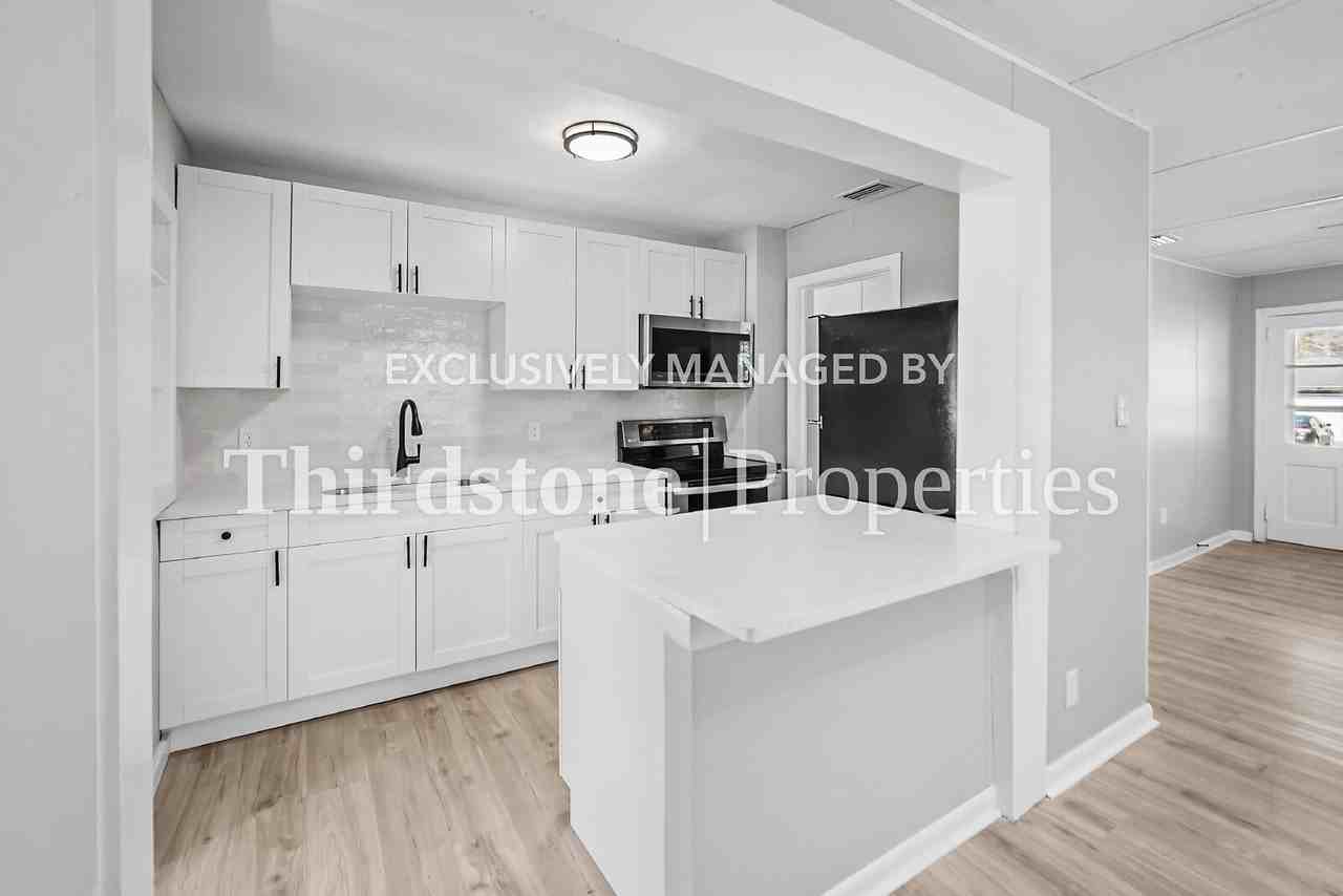 4554 Crescent St - Photo 3 of 14