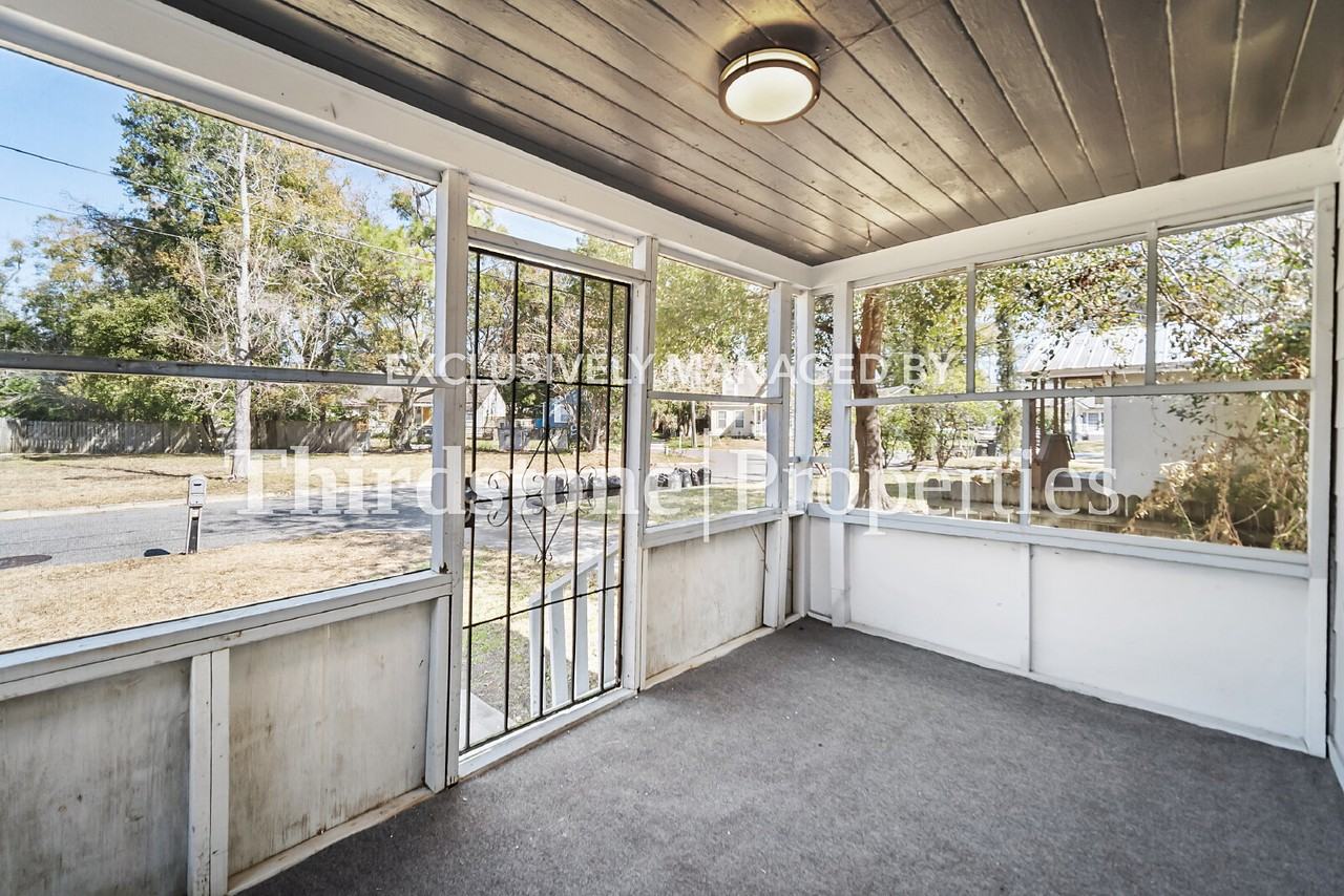 4554 Crescent St - Photo 2 of 14