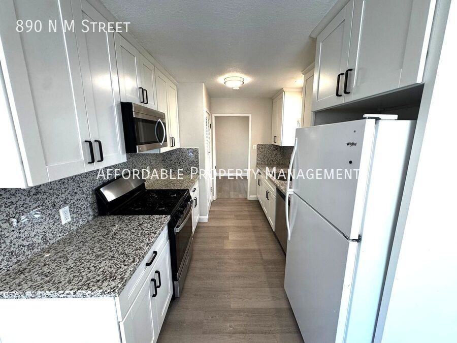 890 N M St - Photo 4 of 14