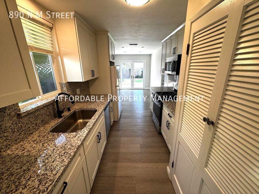 890 N M St - Photo 5 of 14