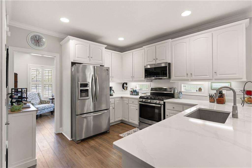 149 Harbor Pointe Dr - Photo 3 of 18