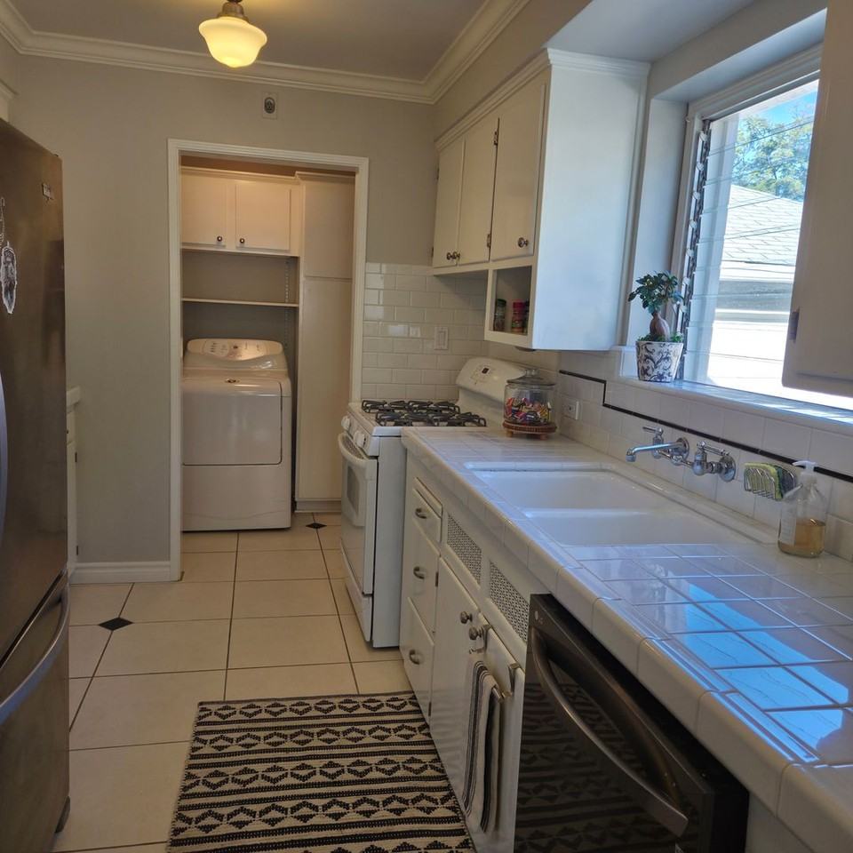 1121 N Cambridge Ave - Photo 4 of 18