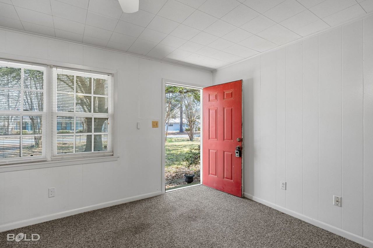 7062 Winburn Dr - Photo 2 of 33