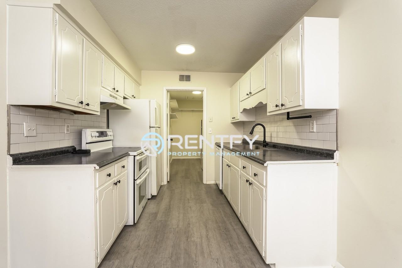 2270 Sunderland Rd #7A - Photo 3 of 10