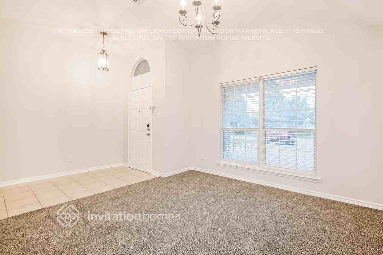 2810 Beacon Hill Dr - Photo 3 of 15