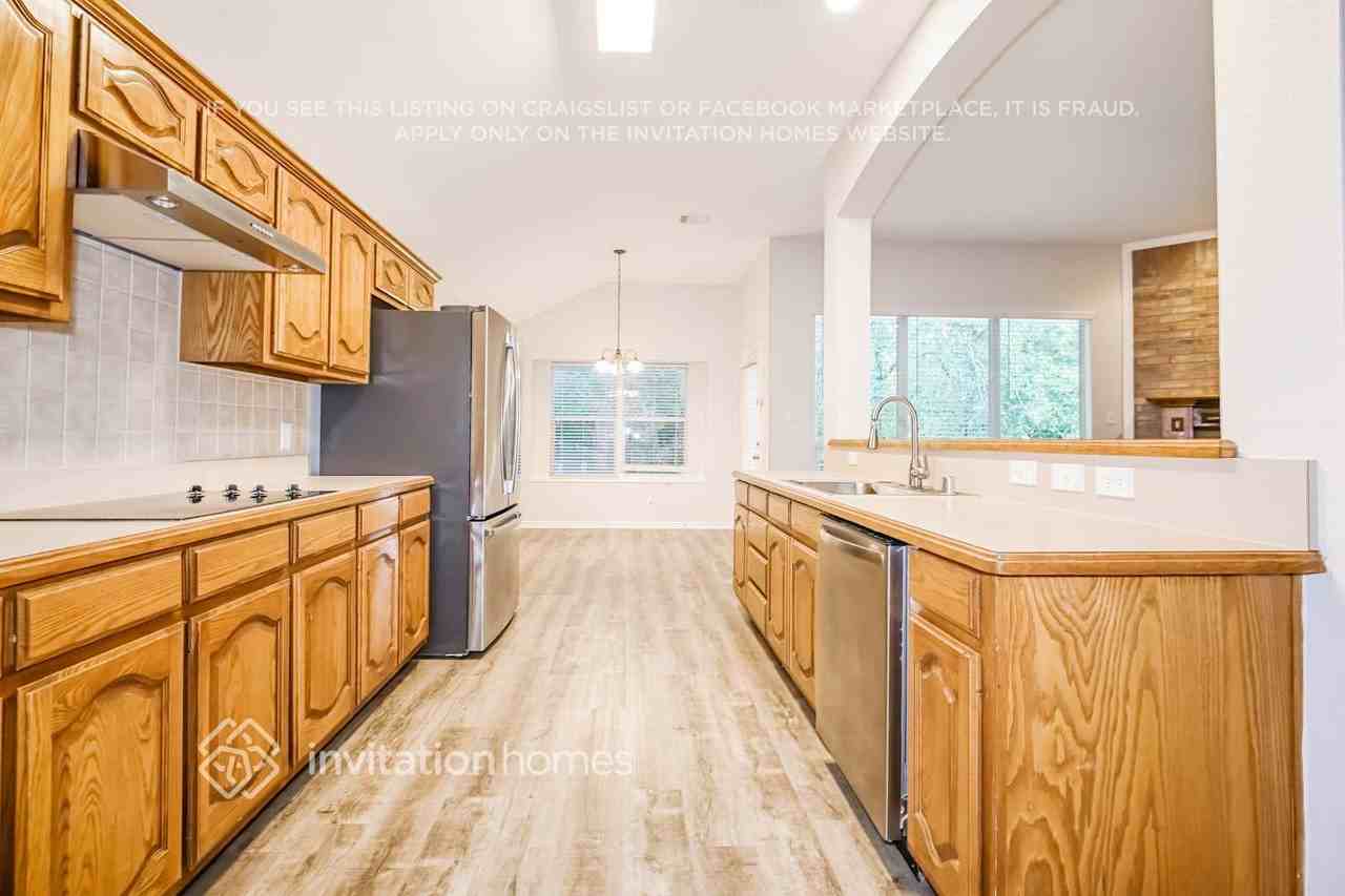 2810 Beacon Hill Dr - Photo 5 of 15