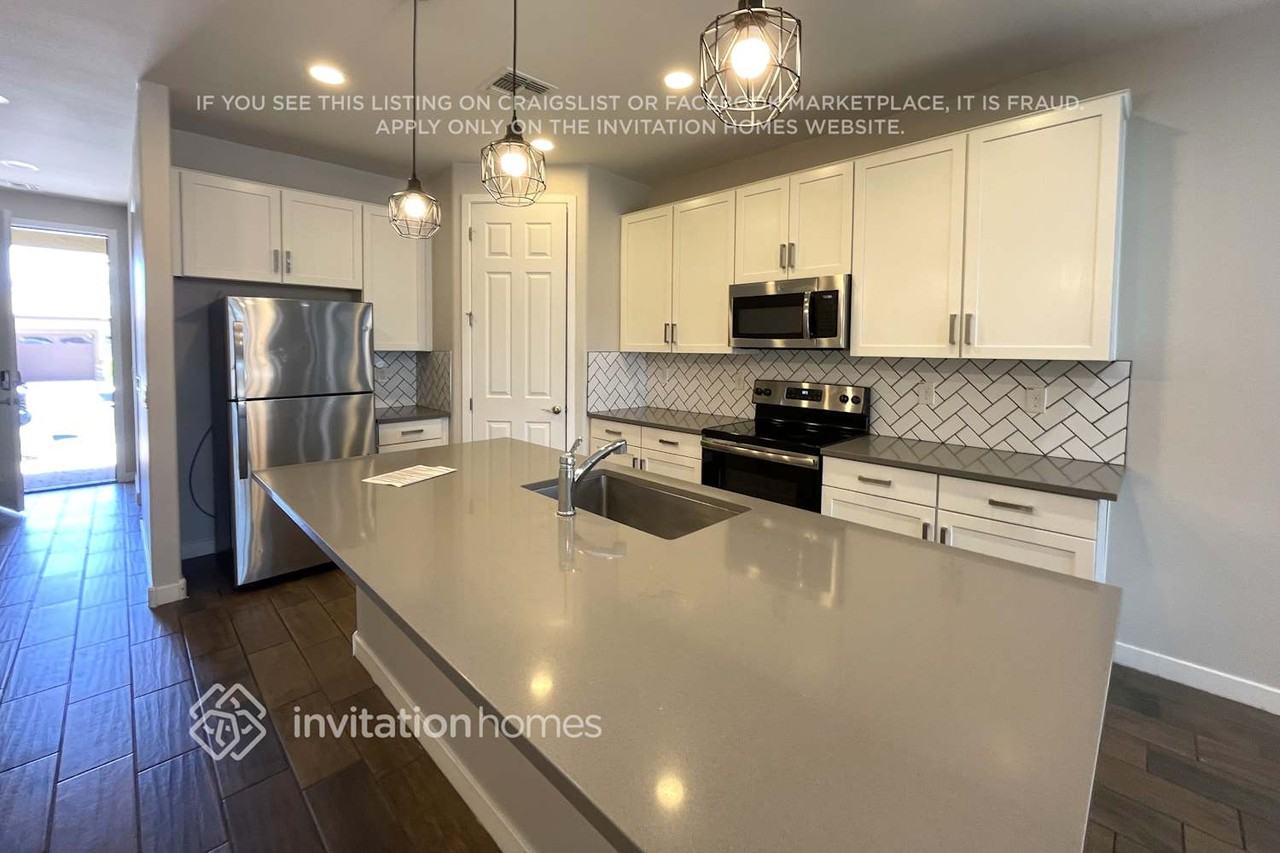 17584 W Hadley St - Photo 3 of 10