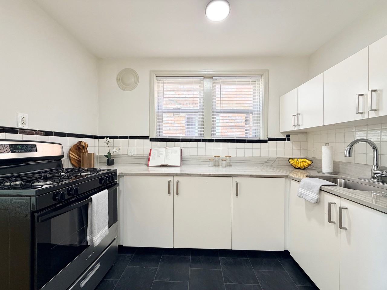 5306 Jamieson Ave #1N - Photo 3 of 12