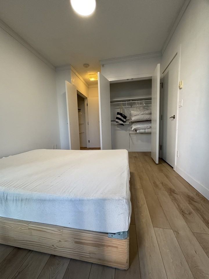 4688 Kingsway - Photo 5 of 7