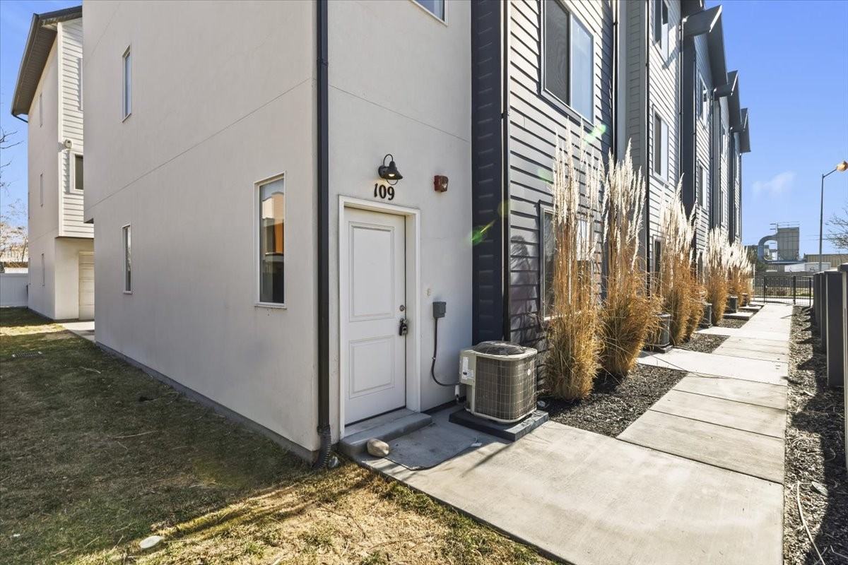 238 238 Paramount AvenueUnit 109 #1 - Photo 2 of 22