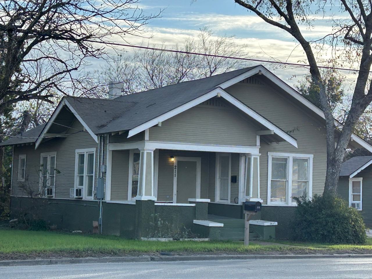 211 E Kingsbury St #211 - Photo 2 of 15