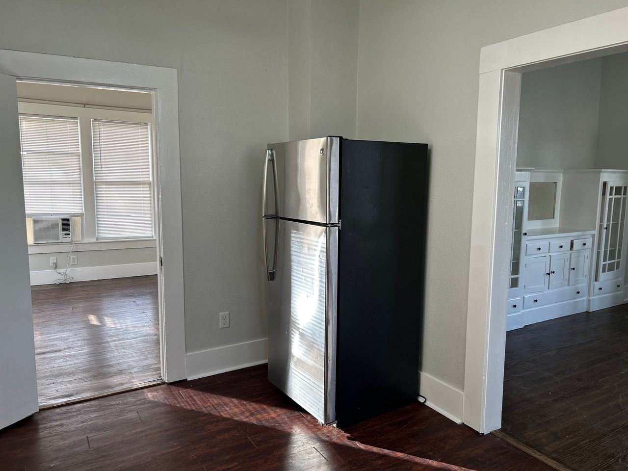 211 E Kingsbury St #211 - Photo 7 of 15