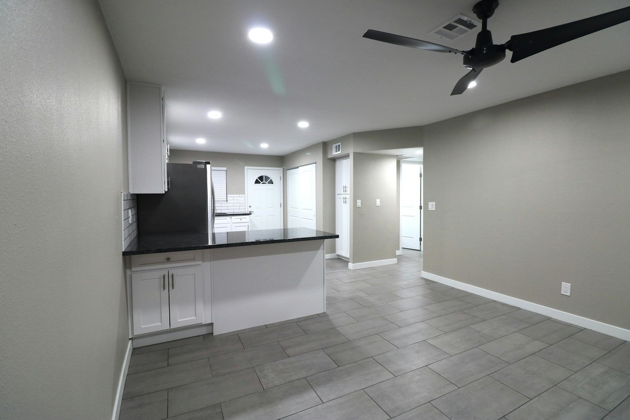 1 North Naco Way, Unit 1 - Photo 4 of 17