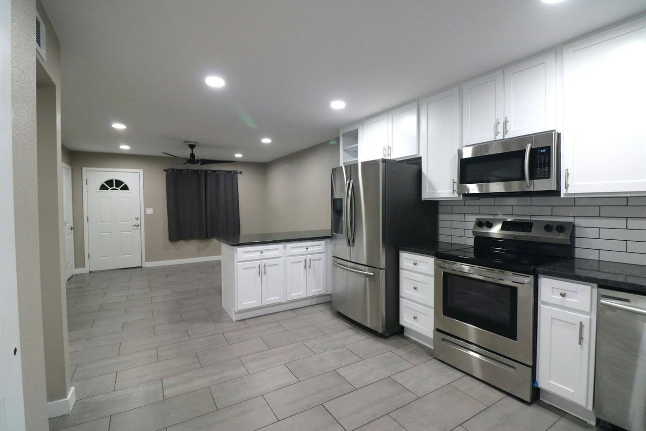 1 North Naco Way, Unit 1 - Photo 5 of 17