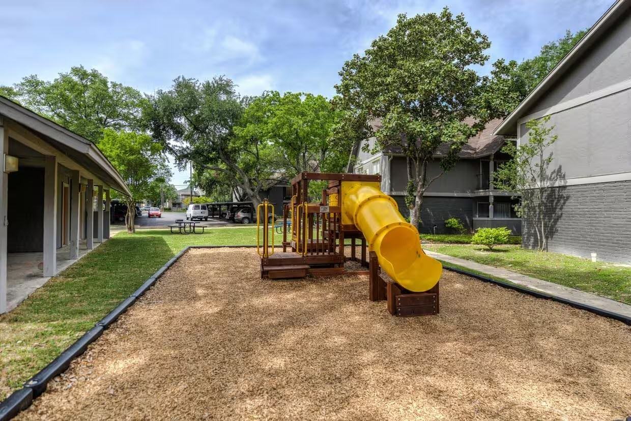 Distinction Apartment Homes - Photo 4 of 35