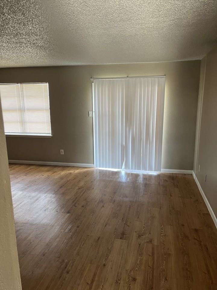 2207 Jennifer - Photo 2 of 11