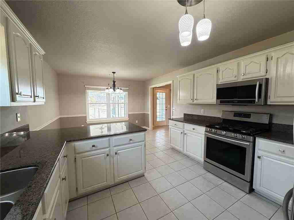 1808 Lancaster Dr - Photo 4 of 23