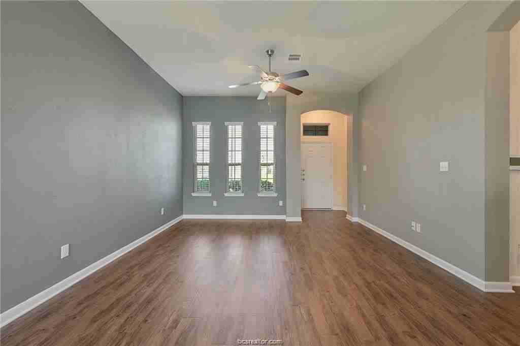 2133 Dumfries Dr - Photo 3 of 18