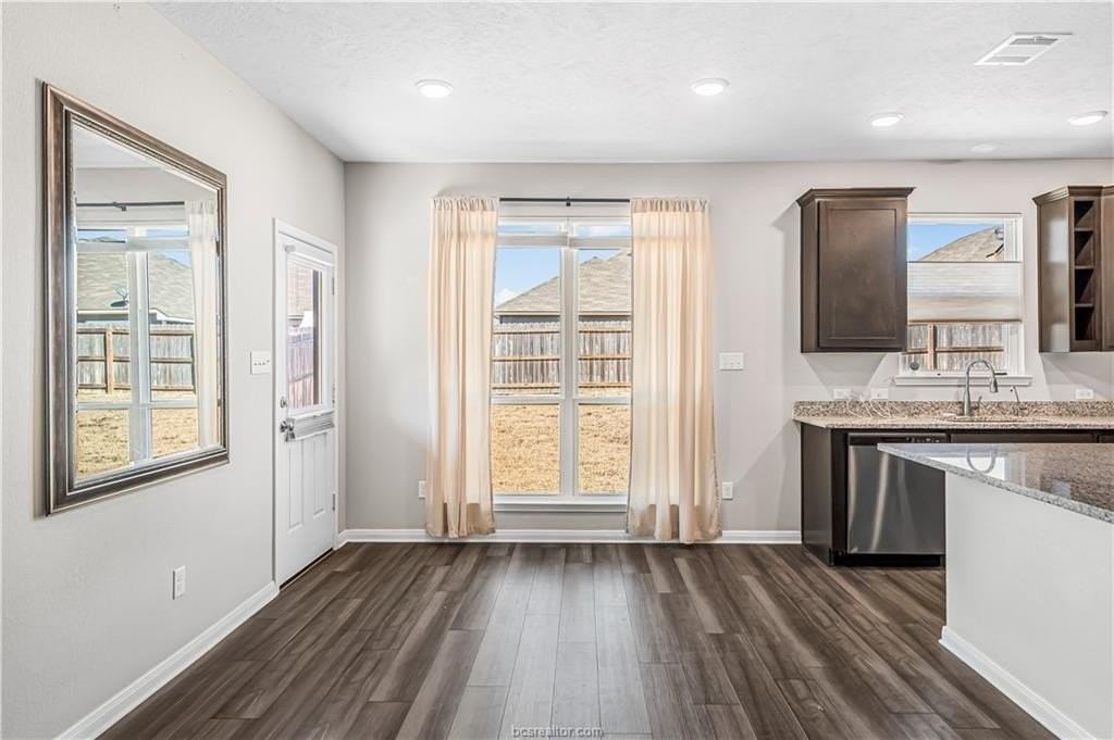 411 Fort Dix Ln - Photo 5 of 27