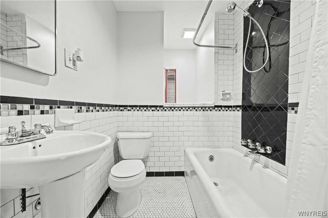 411 Breckenridge Street unit: Upper - Photo 4 of 13