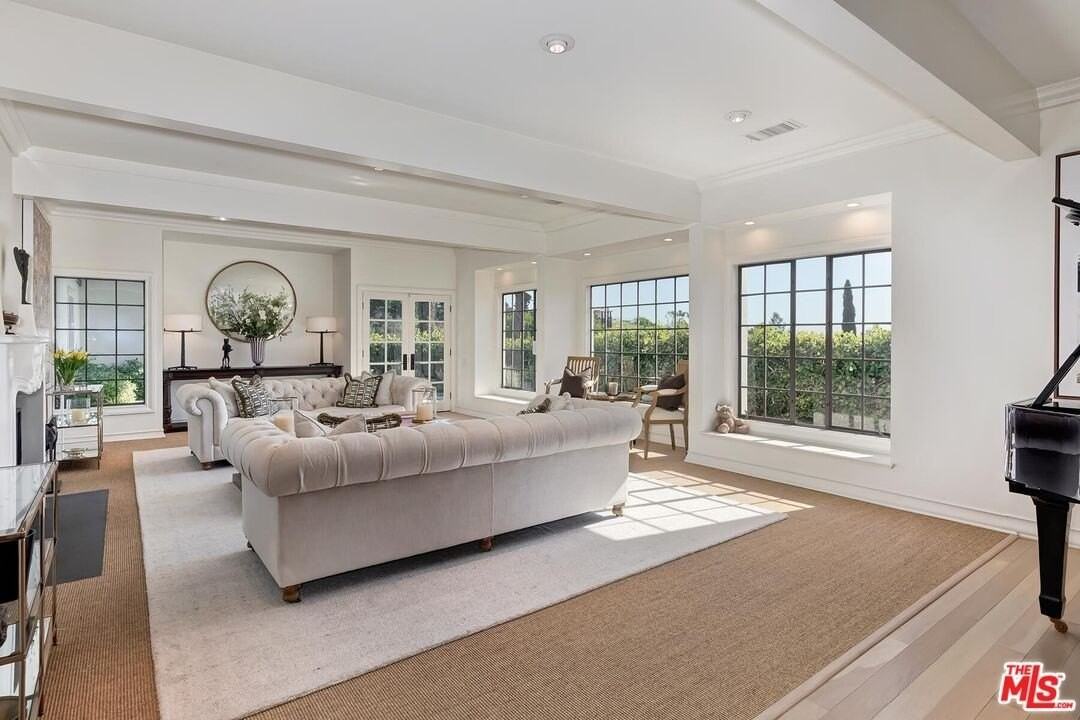 1075 Wallace Rdg - Photo 4 of 46