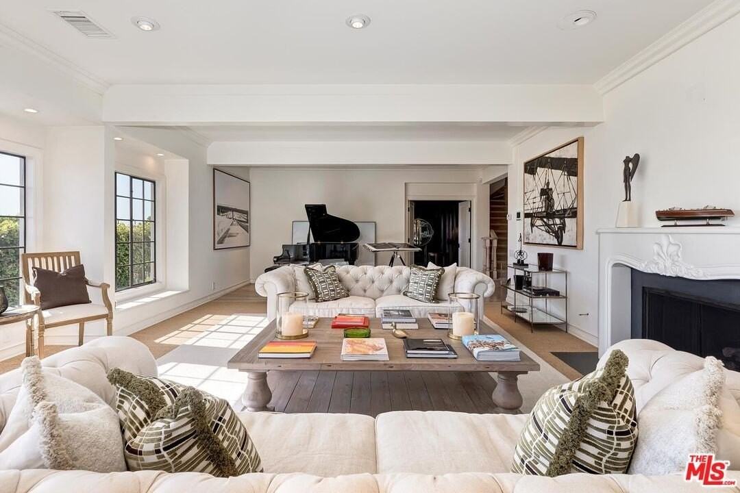 1075 Wallace Rdg - Photo 6 of 46