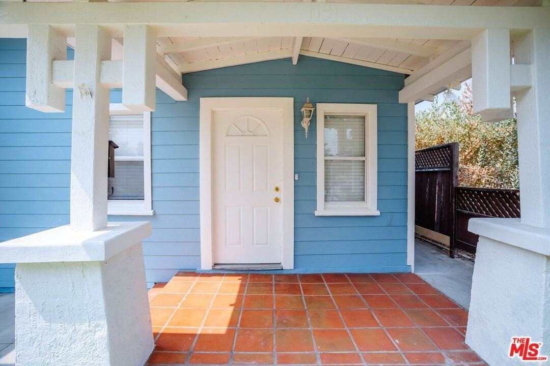 1131 N Sierra Bonita Ave - Photo 2 of 19