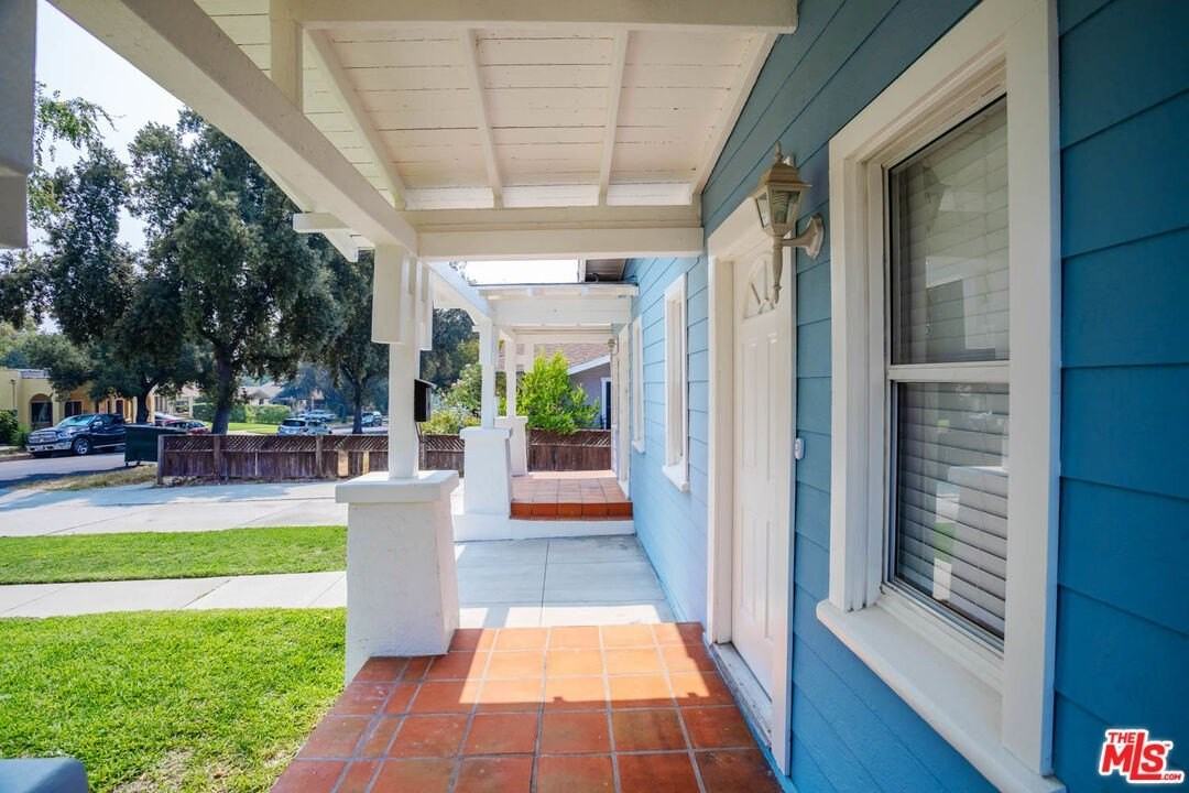 1131 N Sierra Bonita Ave - Photo 3 of 19