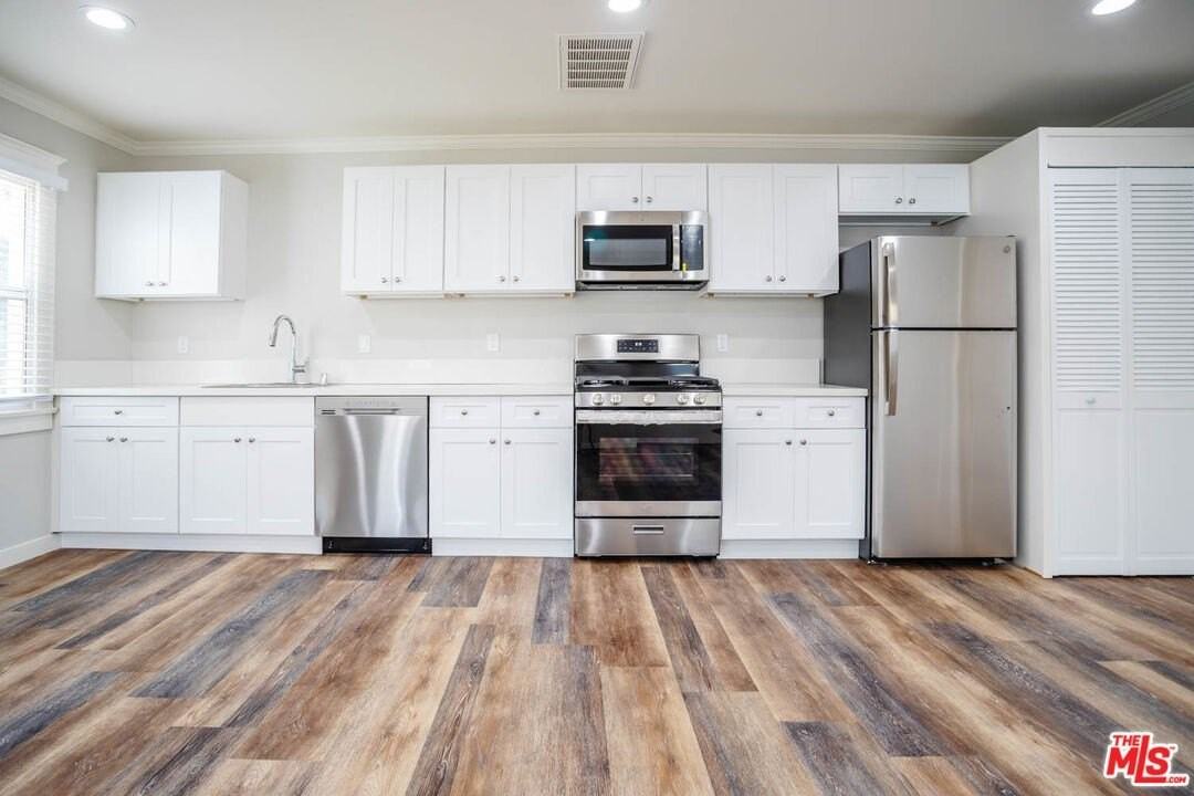 1131 N Sierra Bonita Ave - Photo 7 of 19