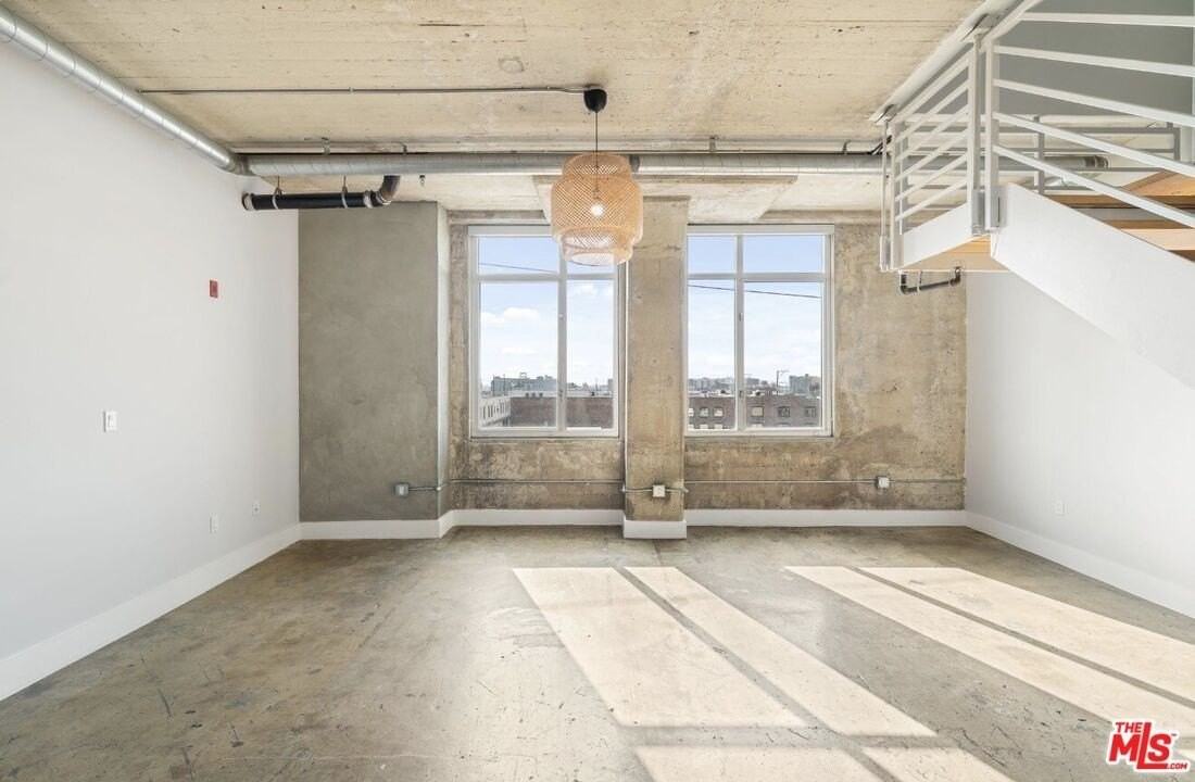 825 E 4th St Apt 507 #507 - Photo 2 of 18