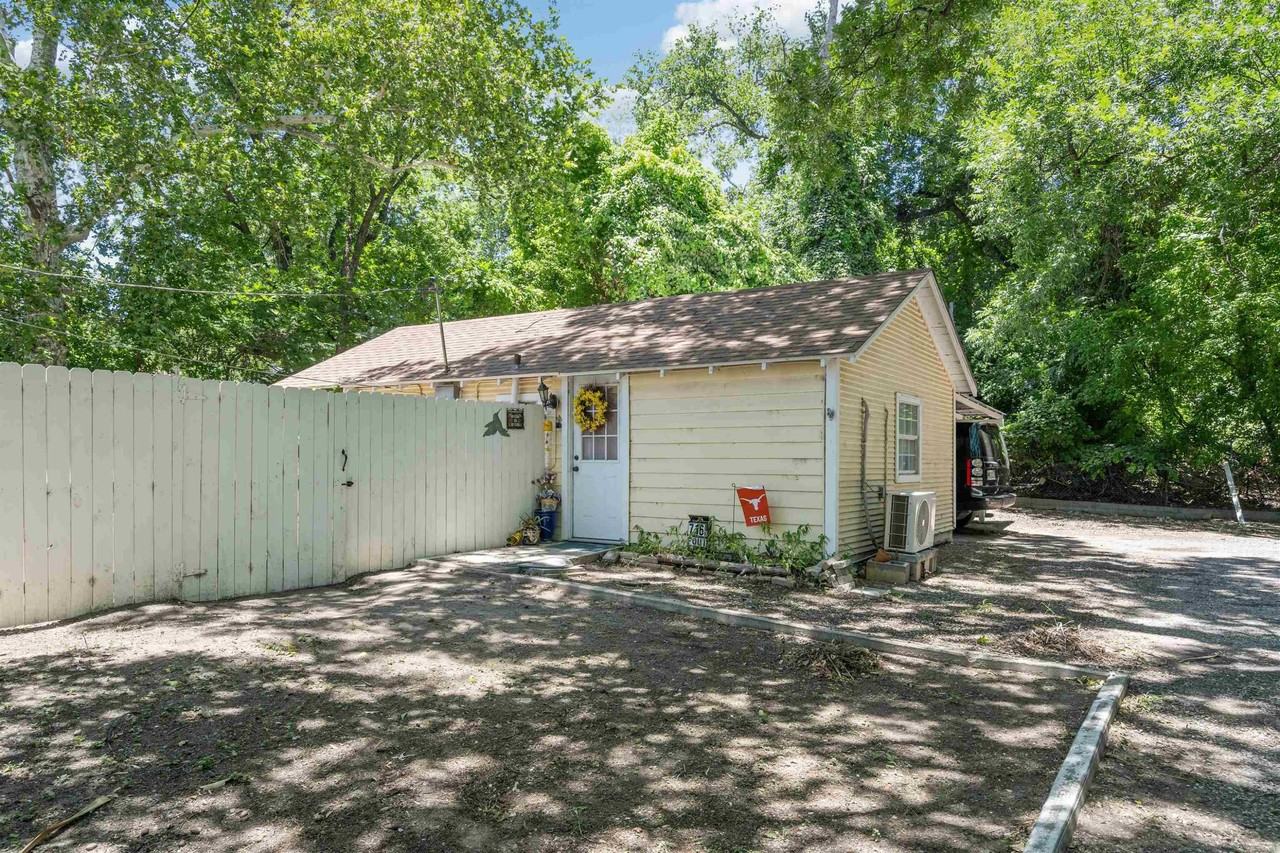 716 1/2 E Losoya St Rear - Photo 3 of 14