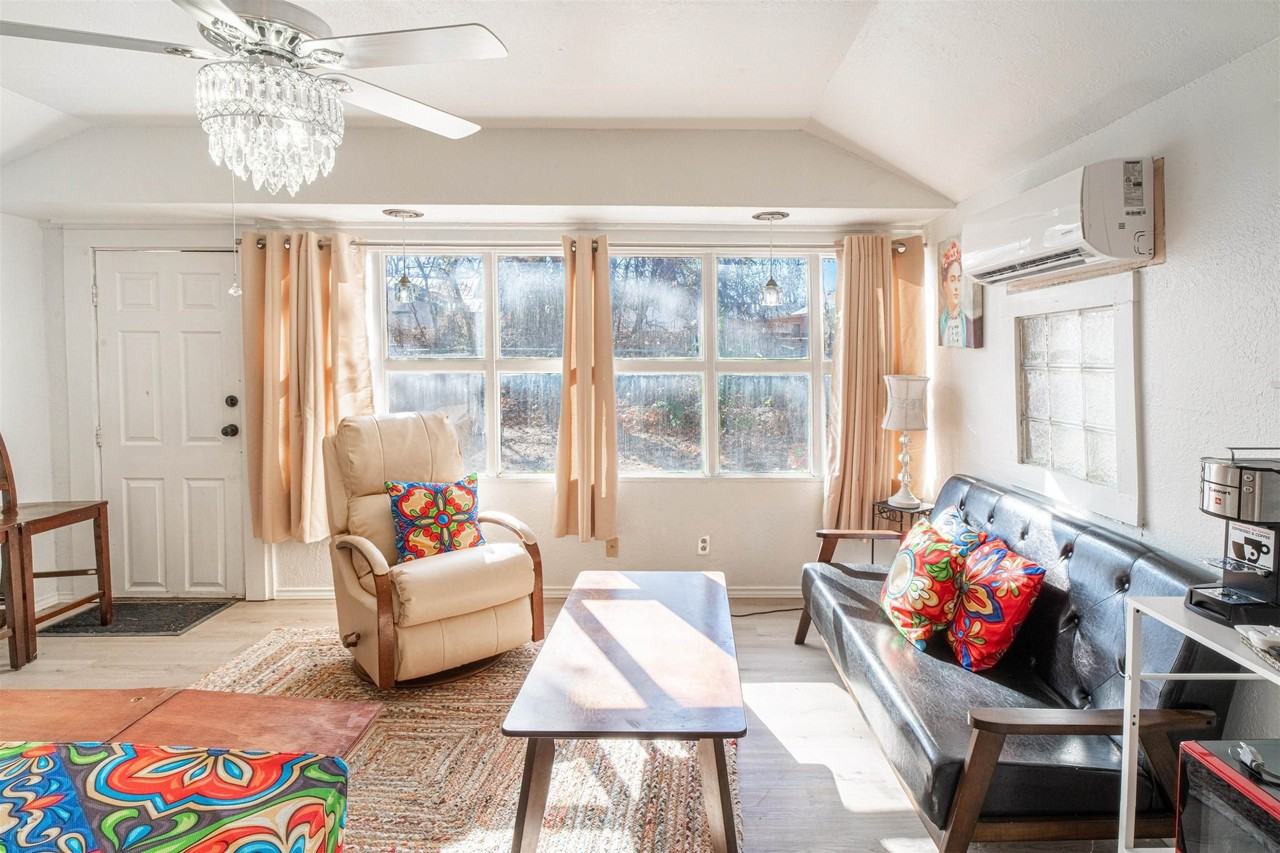 716 1/2 E Losoya St Rear - Photo 5 of 14